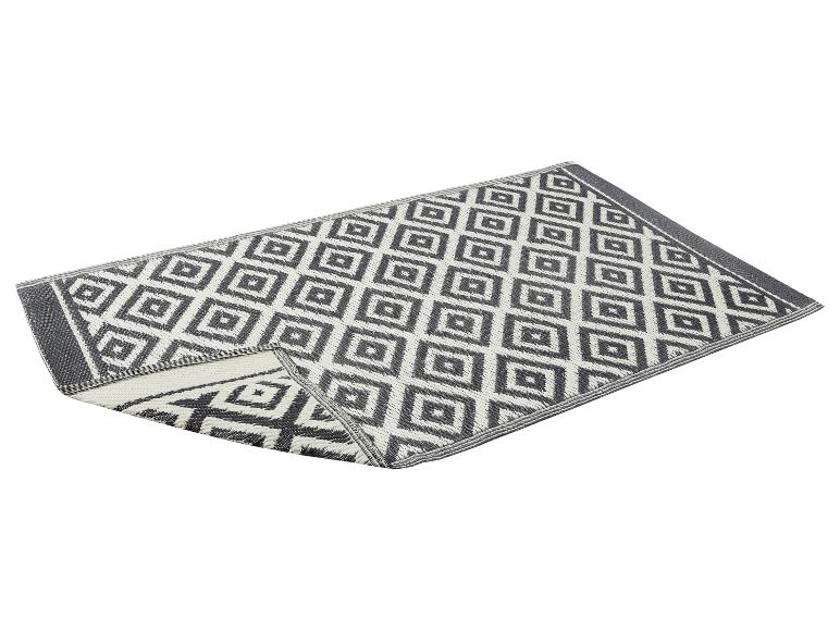 Grijs-wit tapijt met geometrisch patroon, dubbelgevouwen