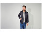 Un homme portant une veste bomber bleu marine avec un pull gris dessous.