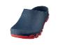 Sabots en caoutchouc bleus avec semelle rouge
