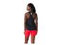 Débardeur de sport noir et short rouge pour femme, vue de dos