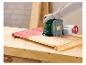 Een persoon schuurt een rode houten plank met een Parkside schuurmachine.