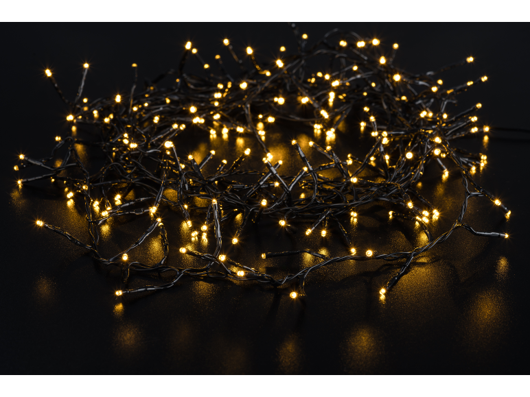 Guirlande lumineuse LED blanc chaud sur fond noir.