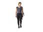 Femme en t-shirt gris et leggings noirs marchant avec des bâtons de randonnée