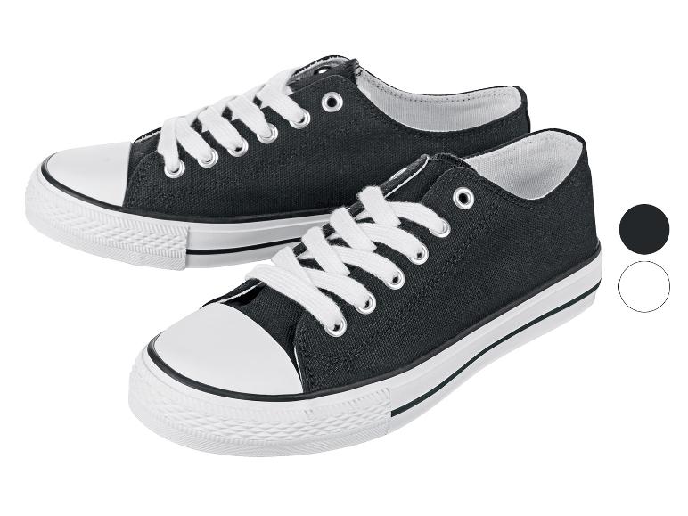 Deux paires de baskets en toile noires avec des semelles blanches.