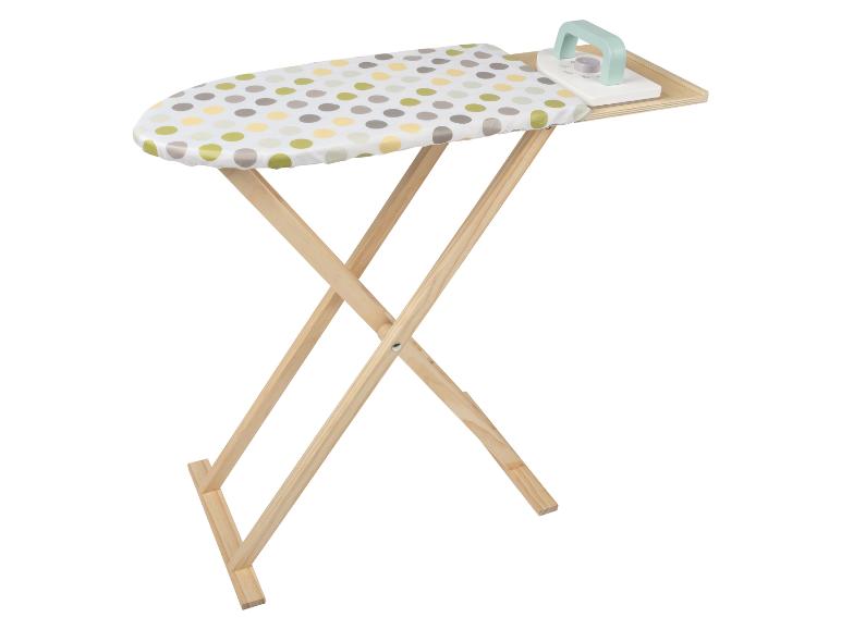 Strijkplank met houten frame en een hoes met stippen.