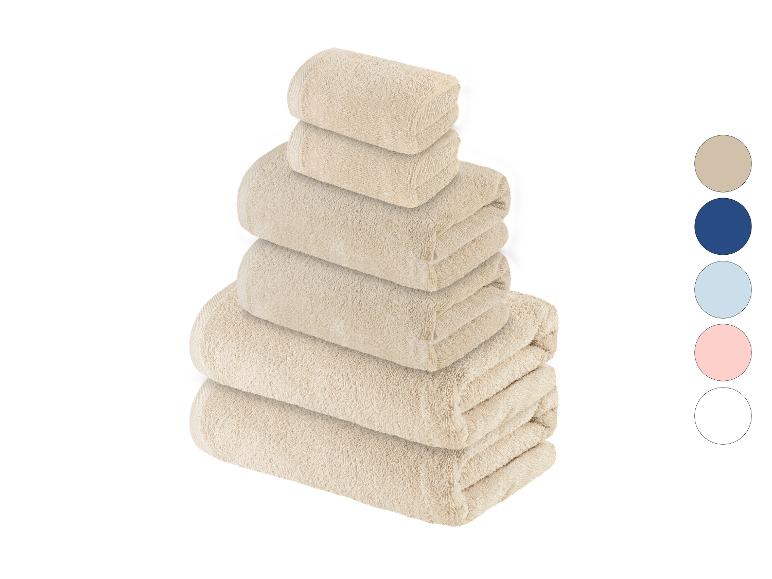 Stapel beige badhanddoeken.