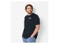 Man in zwart T-shirt en blauwe jeans, met bergprint op de borst.