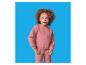 Un jeune enfant aux cheveux bouclés porte un ensemble rose de sweat-shirt et de pantalon de survêtement.
