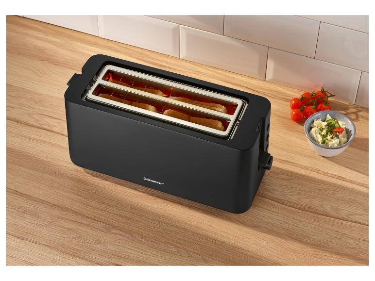 Zwarte SilverCrest broodrooster met toast, tomaten en spread op houten aanrecht.