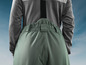 Groene overall met bretels.