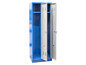 Een blauwe metalen locker met twee deuren.
