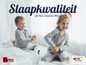 Twee kinderen in grijze pyjama's slapen in bed. Advertentie van Hne Schlafsysteme.