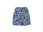 Dames shorts met blauw-wit bladpatroon.