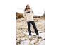 Man in wit T-shirt met blauwe streep, blauwe broek en witte sneakers.
