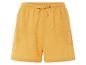 Mosterdgele shorts, casual stijl.