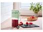 Mixeur portable SilverCrest avec smoothie et fruits frais sur une planche en bois.