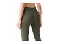 Femme de dos en leggings de sport vert foncé taille haute.