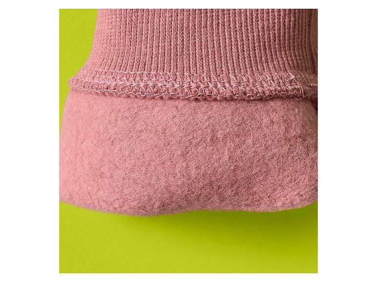 Detail van roze stof, met geribbelde bovenkant en pluizige onderkant.