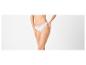 Femme en culotte blanche en dentelle, posant les mains sur les hanches