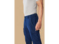 Pantalon cargo bleu avec plusieurs poches.