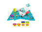 Avion Play-Doh avec accessoires et carte du monde.