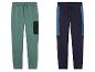 Twee joggingbroeken, een groene met een zak en een blauwe met blauwe strepen.