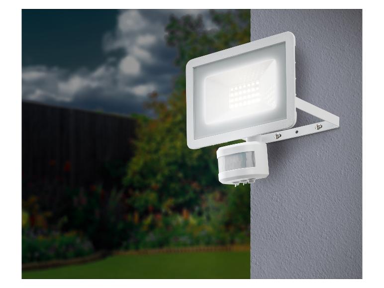 Een witte buitenlamp met bewegingssensor, bevestigd aan een muur.