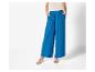 Pantalon large bleu et sandales à talons : mode féminine élégante.