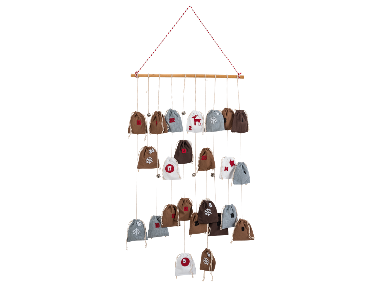Kerst adventskalender met 24 genummerde stoffen zakjes in diverse kleuren en feestelijke ontwerpen.