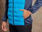 Un homme porte une veste bleue matelassée avec une capuche bleu marine.