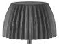Base de lampe noire, plissée et texturée, sur un support fin