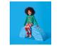 Kind in groene kerstpyjama met gestreepte broek zit op een blauwe boog.