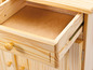 Een open houten lade met een houten handvat.