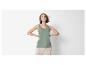 Haut débardeur vert et pantalon beige pour femme.