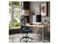 Modern thuiskantoor met ergonomische bureaustoel, houten bureau, computer en uitzicht op het raam.