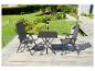 Ensemble de jardin avec table pliante et deux chaises sur une terrasse en bois.
