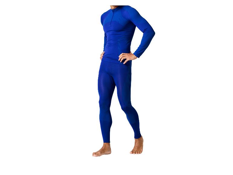 Homme en sous-vêtements thermiques bleus à manches longues et leggings.