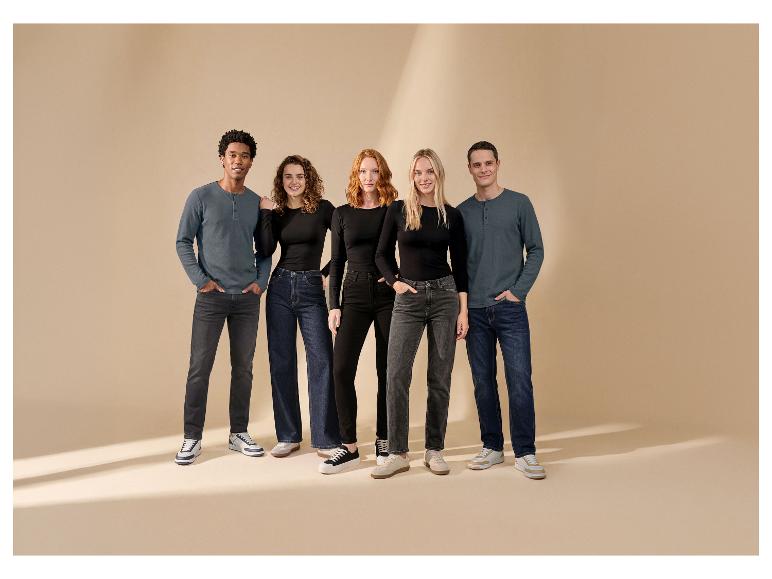 Cinq modèles souriants présentent des jeans et des t-shirts à manches longues sur fond beige.