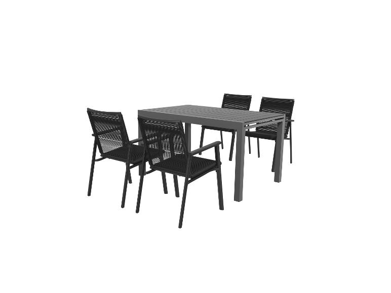 Tuinset: grijze rechthoekige tafel en vier zwarte stoelen van gevlochten kunststof.
