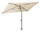 Een beige parasol met een metalen frame.