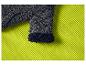 Manche tricotée gris chiné avec doublure en peluche noire sur une texture gaufrée vert lime