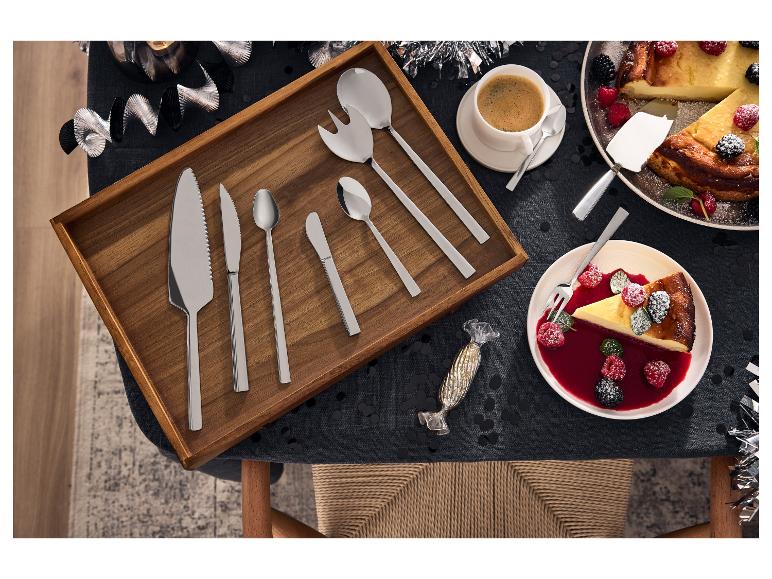 Dessertbestekset op houten dienblad met taart en koffie.