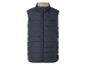 Een donkerblauwe gewatteerde vest met rits.