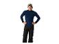 Een man in een donkerblauw shirt met lange mouwen, zwarte broek en skibril.