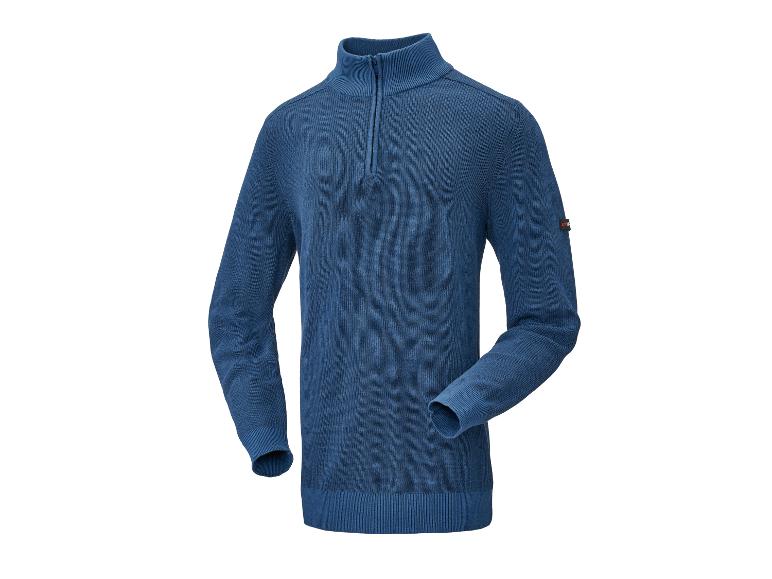 Blauwe herentrui met rits bij de hals en een klein label op de mouw.