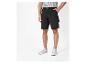 Zwarte werkshorts en witte sneakers.