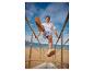 Homme en chemise blanche à manches courtes et short bleu clair sur les escaliers de la plage.