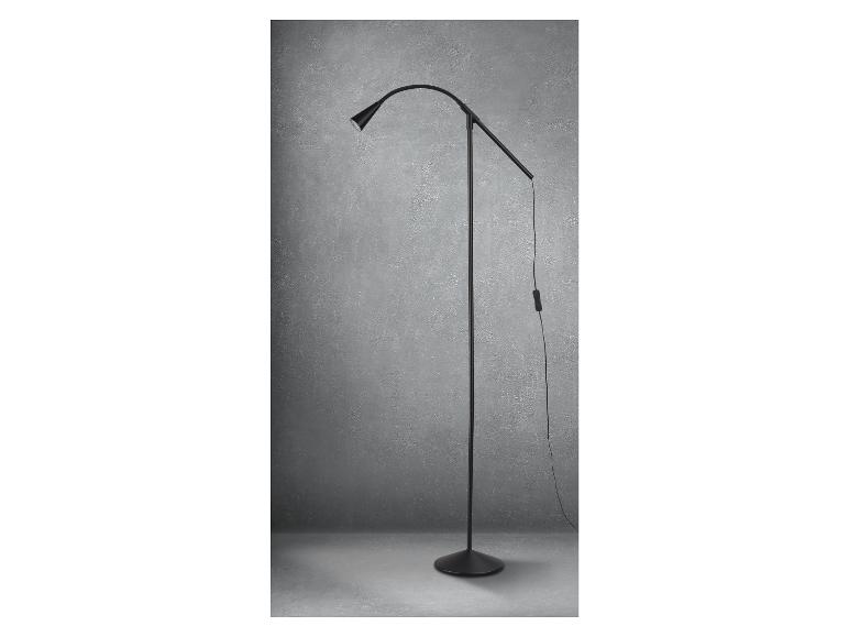 Een zwarte staande lamp met een gebogen arm.