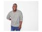 Homme souriant en t-shirt gris à manches longues et jean bleu