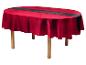 Ovale tafel met rood gedessineerd tafelkleed en zwarte tafelloper